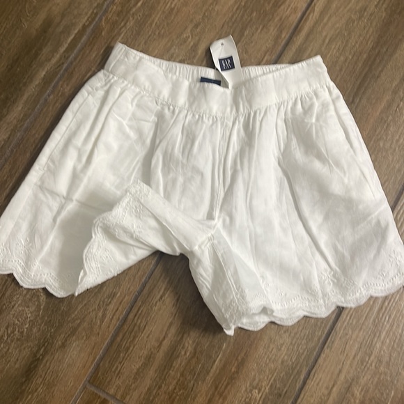 NWT! Soft White Gap Eyelet Shorts in size Small (6-7) - Picture 2 of 4
